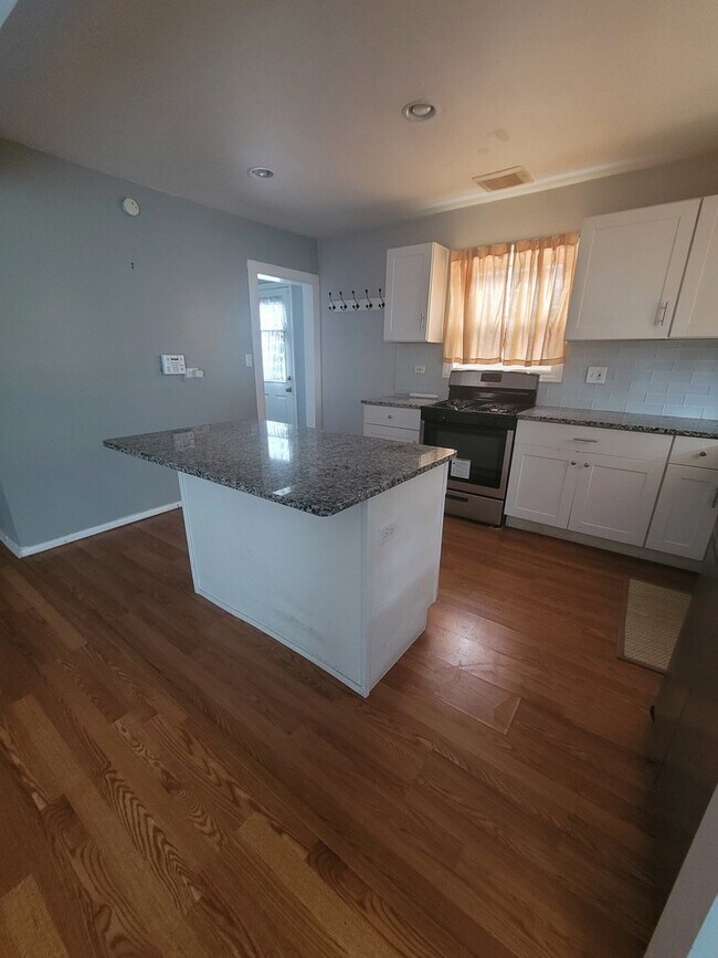 Building Photo - 7768 Lawler Ave