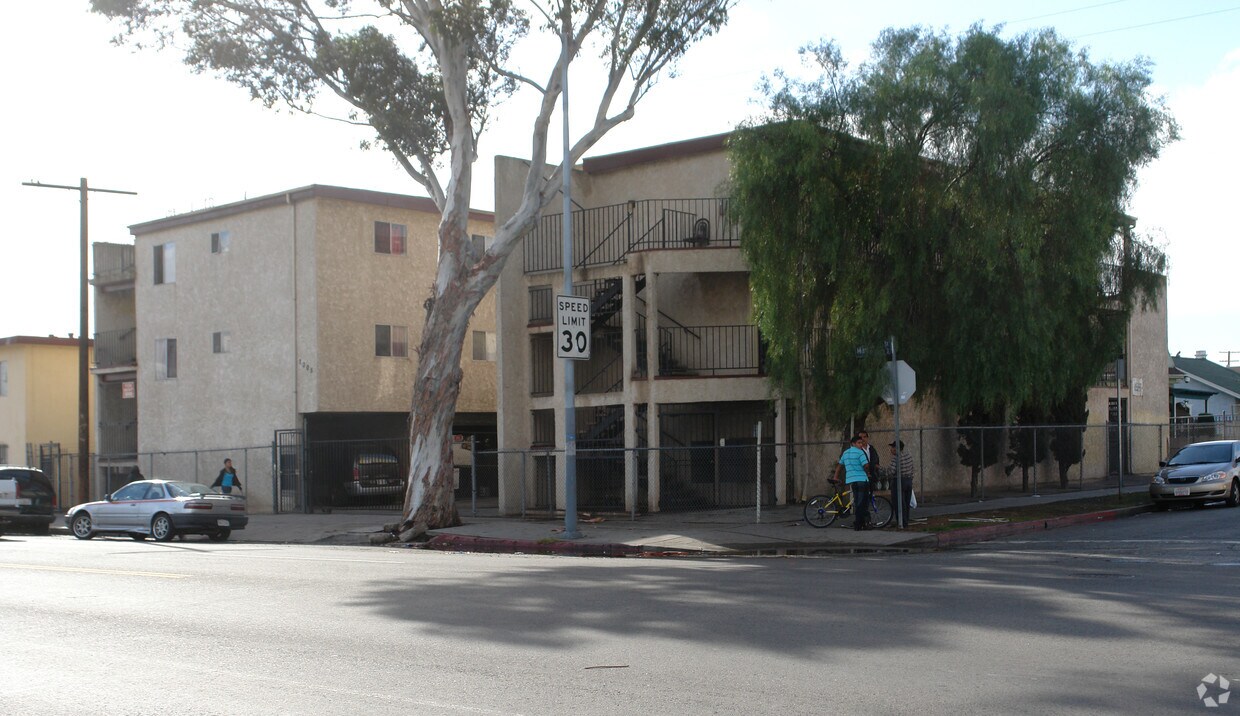 Foto principal - 6901-6905 S Main St