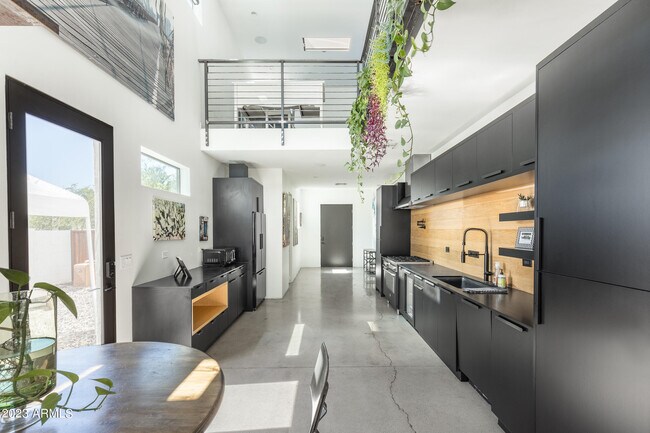 Building Photo - 2537 N 28th Pl