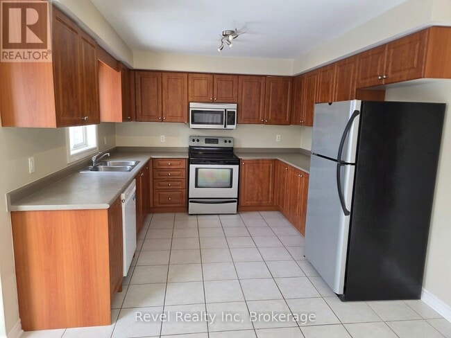 Building Photo - 1026 Whitney Crescent