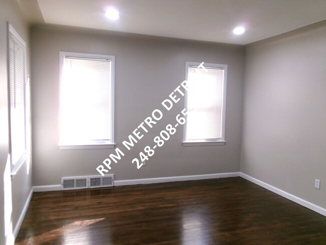 Foto del edificio - MOVE IN READY 3 BEDROOM BUNGALOW in DETROIT