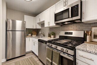 Building Photo - Windsor Lakes Apartment Homes