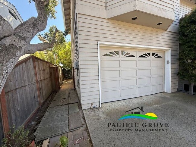 Building Photo - Updated 3 Bedroom in Pacific Grove!