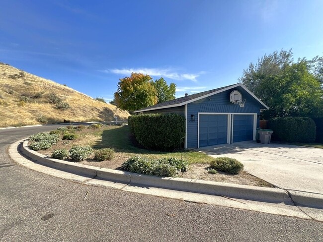 Building Photo - 2909 N Hillway Dr