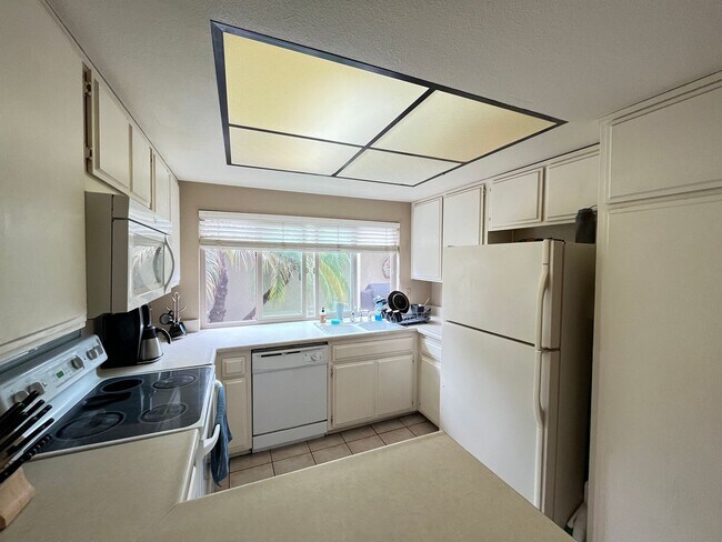 Building Photo - 2 Bedroom 2 Bath Condo in Oceanside with 2...