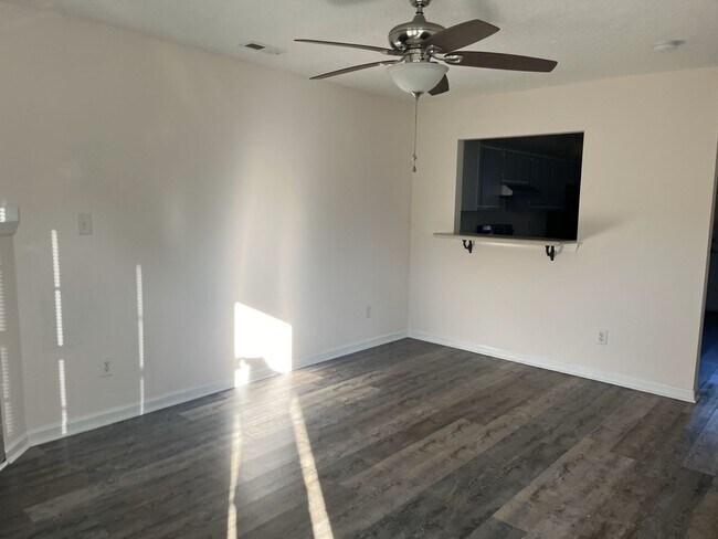 Foto del edificio - 200 Pinegrove Ct