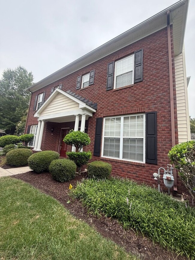 Building Photo - Lovely 2 Bedroom 2.5 Bathroom Located in V...