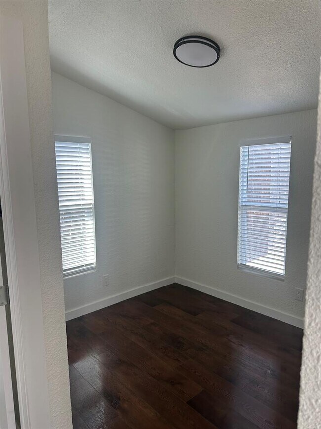 Foto del edificio - 3019 E 12th St