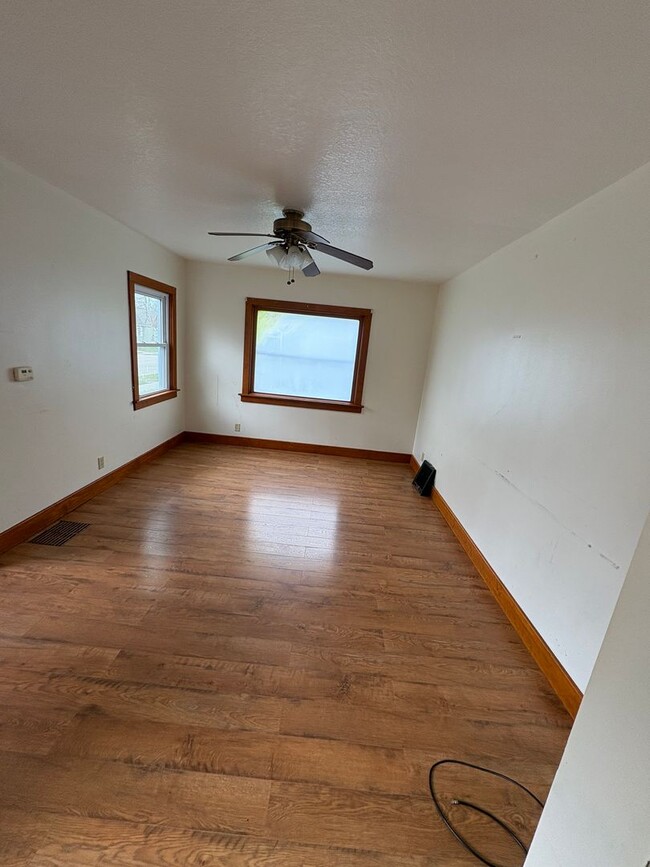 Building Photo - 3 bedroom 1 ba single family home