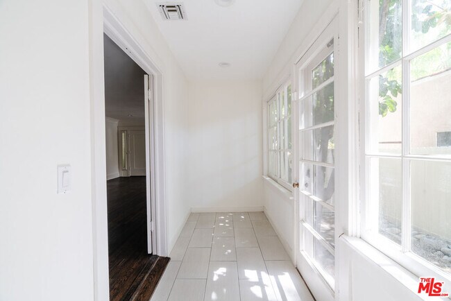 Foto del edificio - 1343 N Orange Grove Ave