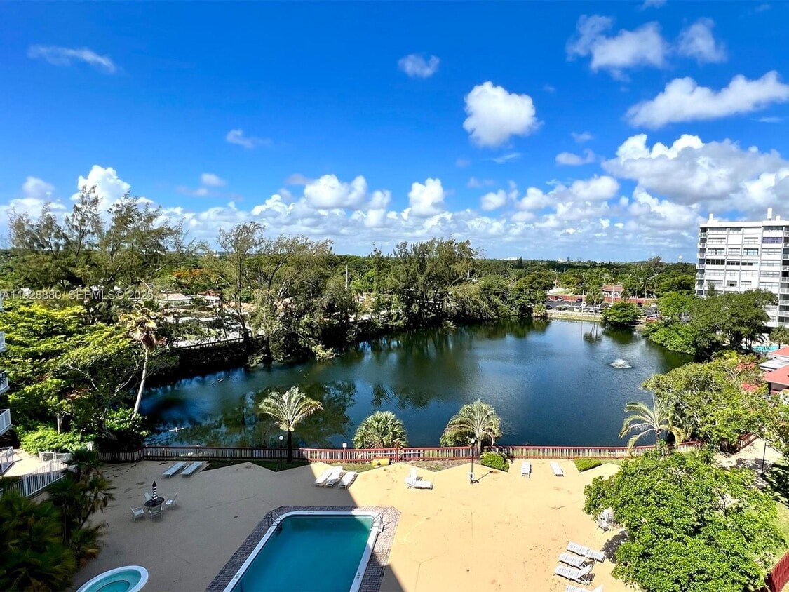 Foto principal - 1300 NE Miami Gardens Dr