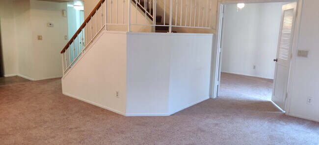 Building Photo - 3 bedroom 2 bathroom townhome available fo...