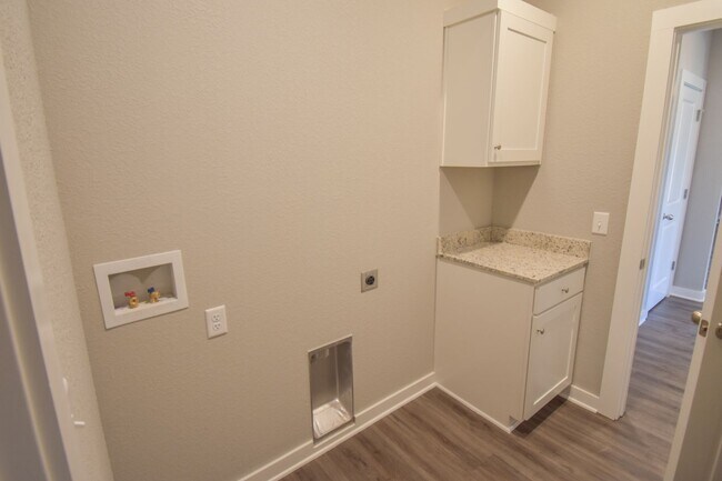 Building Photo - Beautiful 3 Bed 2 Bath Home in Farmington!