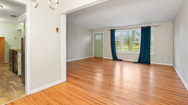 Building Photo - 2927 Hillhurst Dr