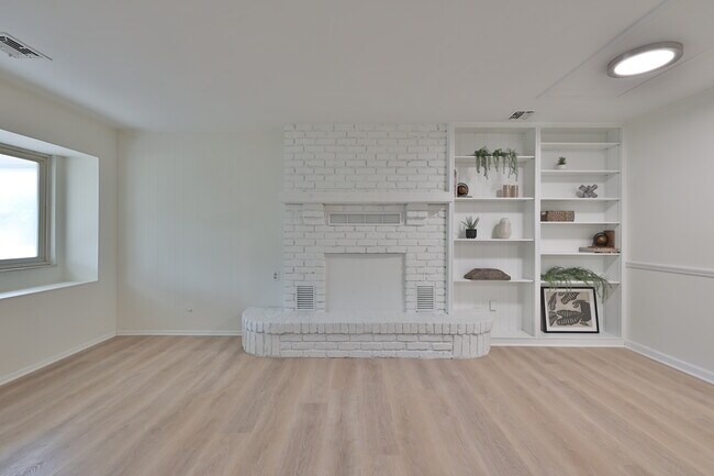 Chimenea y estanterías del salón - 11849 Ramsdale Ct