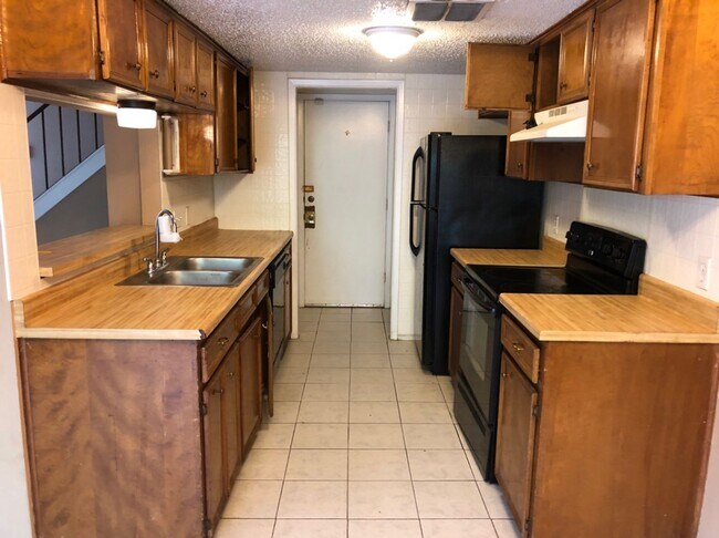 Foto del edificio - AVAILABLE NOW!