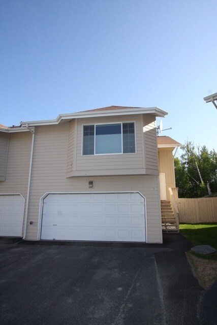 Foto principal - 3 Bedroom Condo with a Large, Fenced Yard!