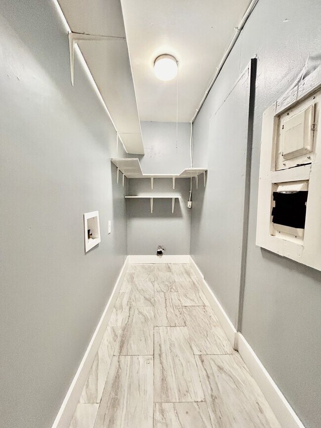 Building Photo - Newly Fully Renovated Home in Frayser - **...
