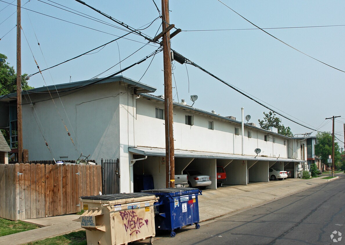 Building Photo - 858 E Carmen Ave