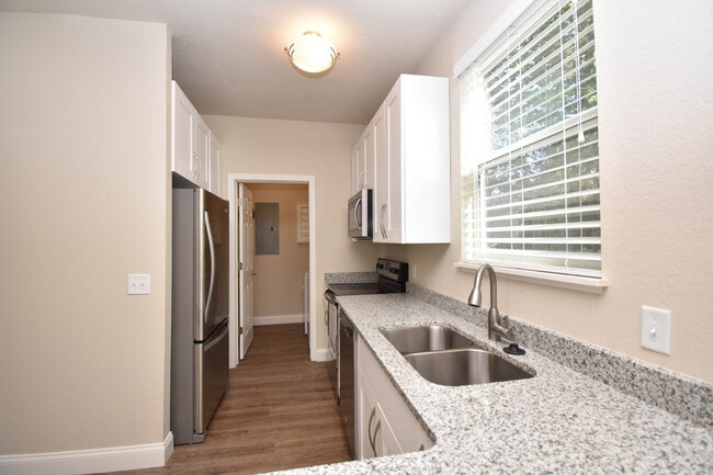 Building Photo - Luxury 3BR/3.5BA Townhome with Garage – Built in 2018