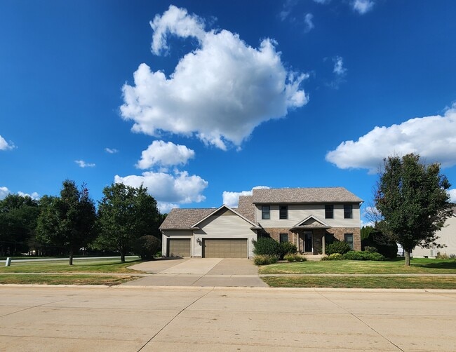 Building Photo - 102 E Sapphire Ln
