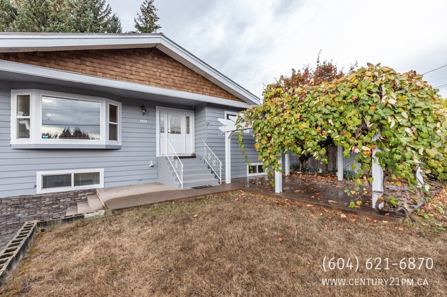 Building Photo - 2086 Majestic Crescent