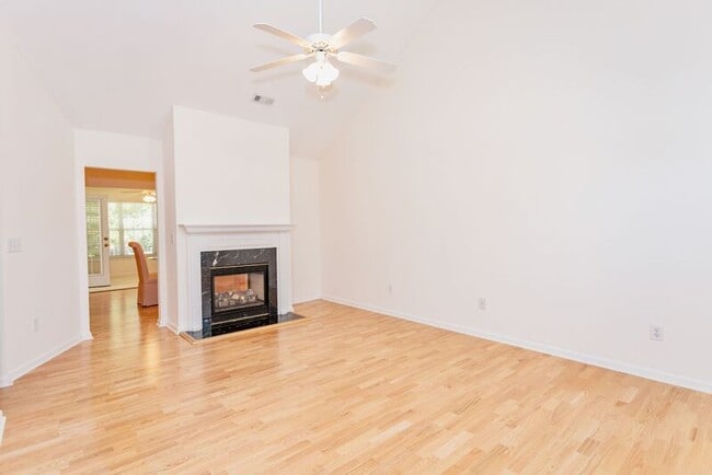 Building Photo - 833 Woodsford Dr
