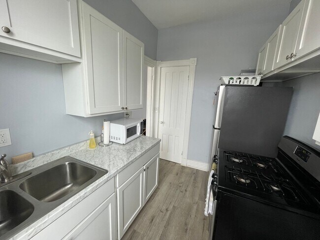 Building Photo - Bright & Spacious 1-Bedroom Apartment Perfect for Students | Heat & Hot Water Included | Near Cen...