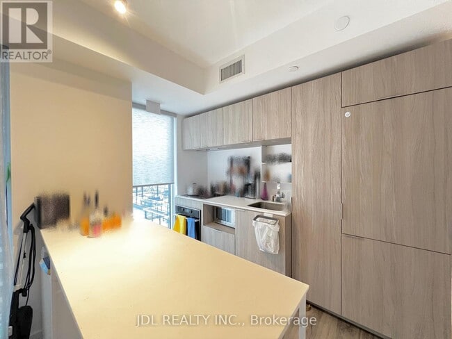 Building Photo - 77 Shuter St