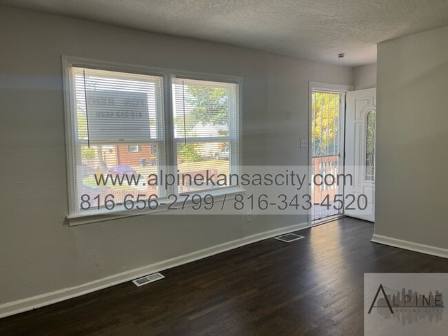 Building Photo - Well Kept Block in Midtown, Garage!