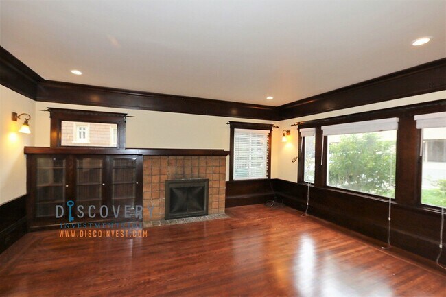 Building Photo - Lakeshore Three Bedroom Craftsman Home