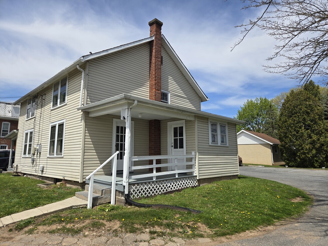 Primary Photo - 484 W Bainbridge St