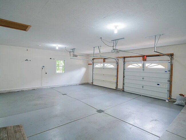 Building Photo - 6475 Castle Ave