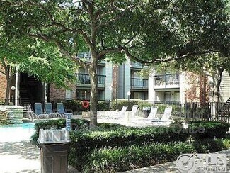 Building Photo - 18333 Roehampton Dr