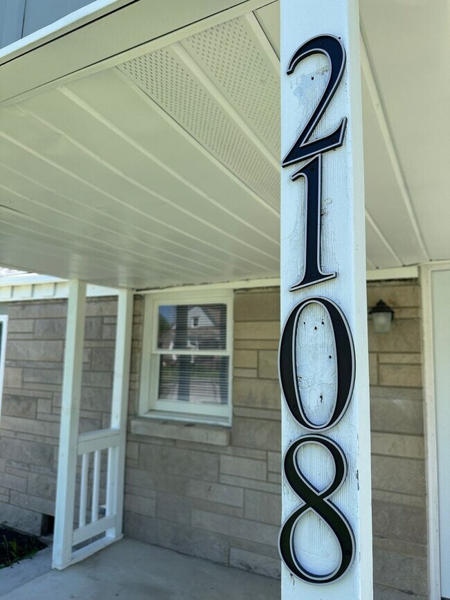 Foto del edificio - Backyard Nights & Front Porch Mornings — Cozy 3BR Brick Ranch in Fairlawn