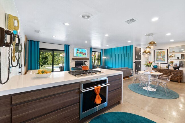 Foto del edificio - Stylish Fully Furnished Home in Palm Springs - Flexible lease terms