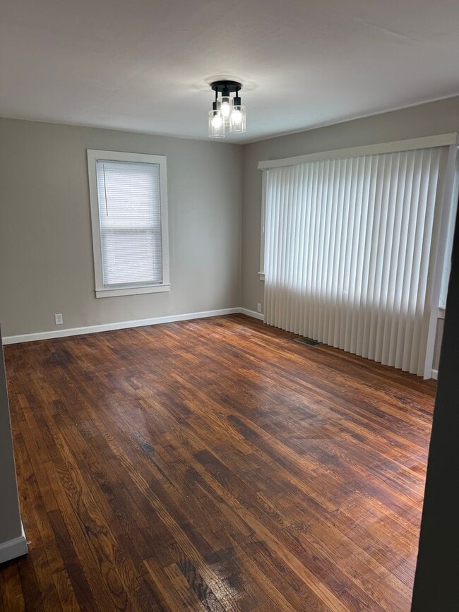 Building Photo - HALF OFF 2ND MONTH RENT IF MOVE IN JANUARY! Charming 2 bedroom, 1 bathroom home located in the he...