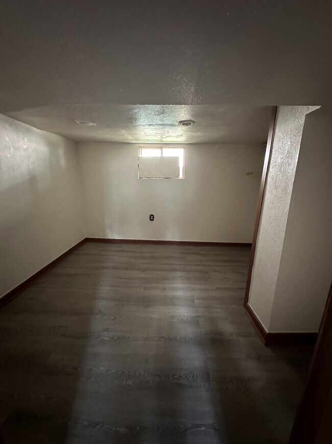 Habitación flexible en el sótano - 1036 Blaine Ave