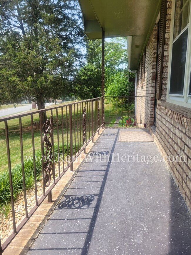 Foto del edificio - WOW! FANTASTIC RANCH TOTALLY UPDATED - LIKE BRAND NEW WITH ALL THE UPGRADES / ATTENTION TO DETAIL...