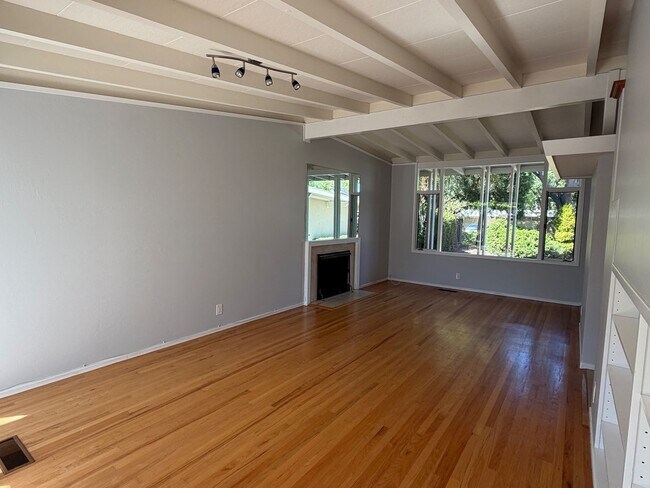 Foto del edificio - 3630 Lupine Ave