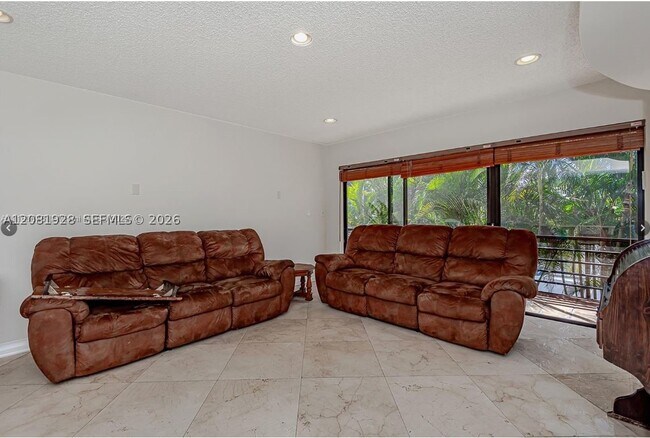 Foto del edificio - 4000 N Hills Dr