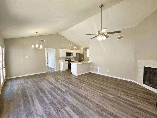 Foto del edificio - 2208 Teakwood Ct