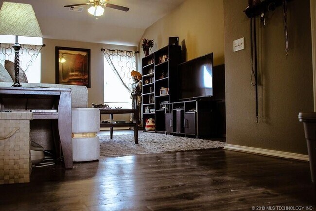 Building Photo - Bixby Beaut! Available April!