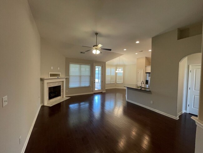 Building Photo - College Crossing beautiful home!