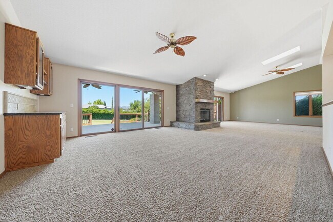 Building Photo - Beautiful Executive Level Rental on Golf Course