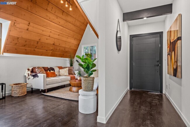 A Frame Cottage on main level - 96 Templar Plz