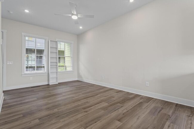 Building Photo - 1066 Crest Cir SE