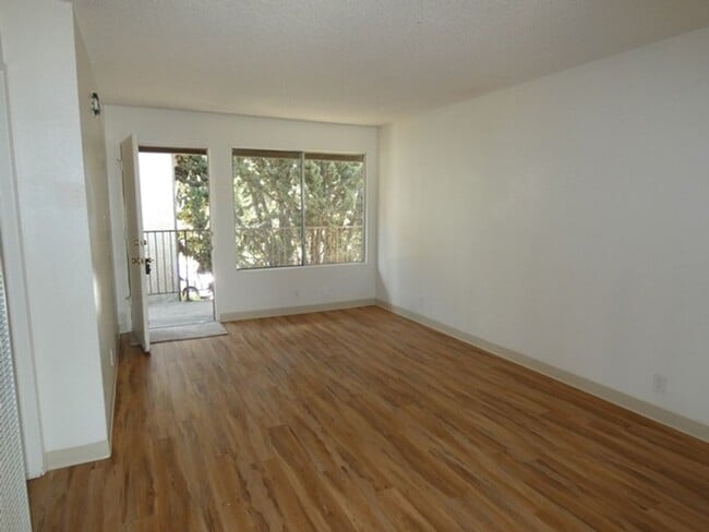 Building Photo - One Bedroom Apartment in Santa Maria