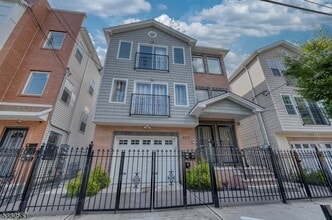 Building Photo - 573 S 18th St
