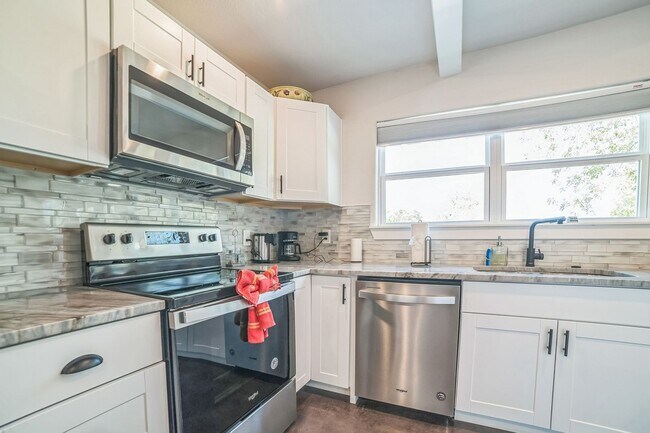 Building Photo - Lake Front 4 Bedroom 3 bath Single Family ...